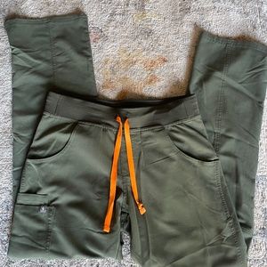 women's Moss Kade - Cargo Scrub Pants - S / Moss